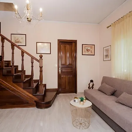 Case de vacanță Chara's House